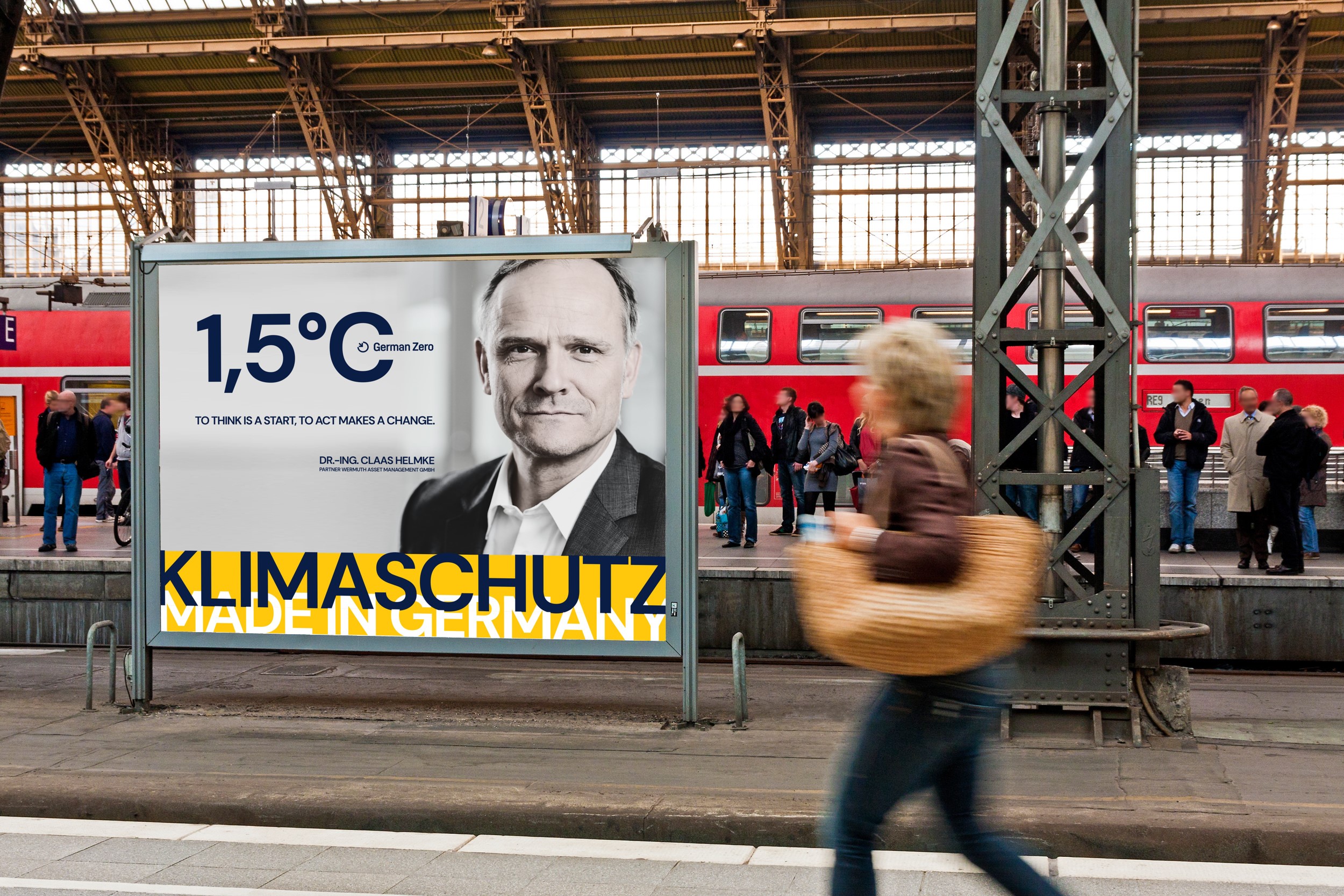 Klimaschutz-Kampagne von GermanZero mit Dr.-Ing. Claas Helmke am Berliner Hauptbahnhof